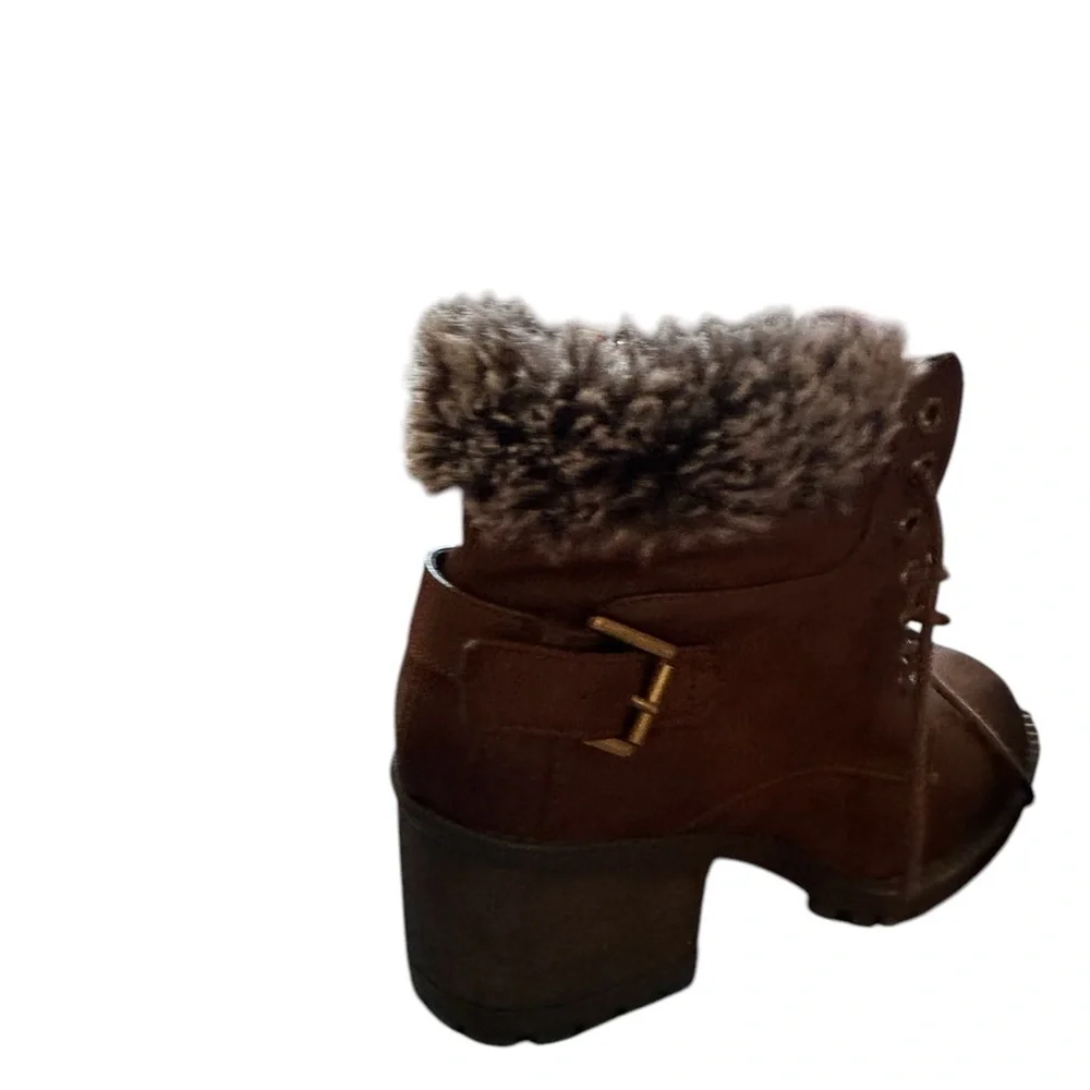 Women's faux fur lines boots. Brown with laces and decorative buckle size 8